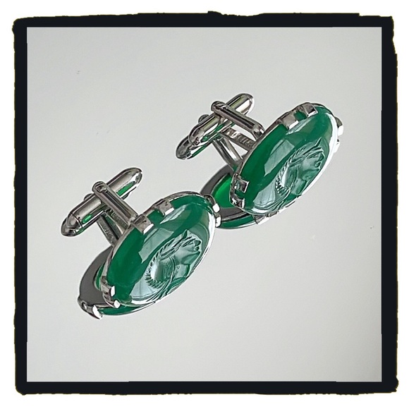 💕Beautiful Vintage Swank Cufflinks Roman Soldier Head Carved into Green Stone💕 - Picture 3 of 5